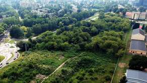 Akademickie Centrum Sportowe ma powstać na należącym do uczelni zadrzewionym terenie wzdłuż ul. Głębokiej. Uczelnia planuje tu także budowę nowych siedzib Wydziału Politologii oraz Wydziału Psychologii i Pedagogiki
