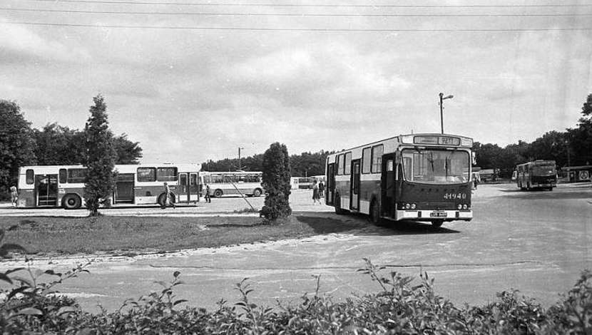Jedno ze zdjęć zamieszczonych w książce. Ukazuje autobusy MPK przy skrzyżowaniu FŁT oczekujące na pracowników FŁT. Początek lat 90-tych.