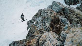 Andrzejowi Bargielowi udało się dokonać tego, czego nikt przed nim nie zrobił: zjechał na nartach z K2 – drugiej co do wielkości góry na świecie
