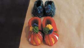 Każdy rodzaj pomocy zostanie doceniony. Za wpłatę w wysokości 30 zł dostaniemy kartkę z wycieczki, za 80 zł pachnący woreczek z ziołami i kwiatami, za 200 zł pocztą na nasz adres przyjdzie laleczka-szmacianka, za 150 zł ręcznie robione dziecięce skarpetki (na zdjęciu), a za 200 zł haftowana serwetka.