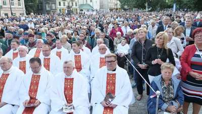Rocznica Cudu Lubelskiego. Setki wiernych przed katedrą [zdjęcia]