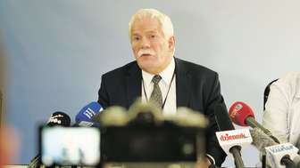 Według oświadczenia majątkowego dyrektora Gabriela Maja za 2017 rok, jego łączne dochody (bez rozbicia na źródła) wyniosły 167,7 tys. zł, co daje miesięcznie średnio ok. 14 tys. zł brutto
