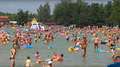 Oblężona plaża w Okunince. Tłumy ludzi na plaży i w jeziorze