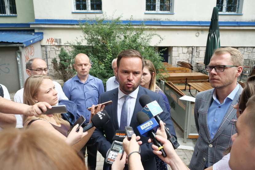 Krzysztof Komorski, zastępca prezydenta Lublina, zapewniał w poniedziałek, że nie naciskał na zerwanie umowy z właścicielem Szklarni w Centrum Kultury