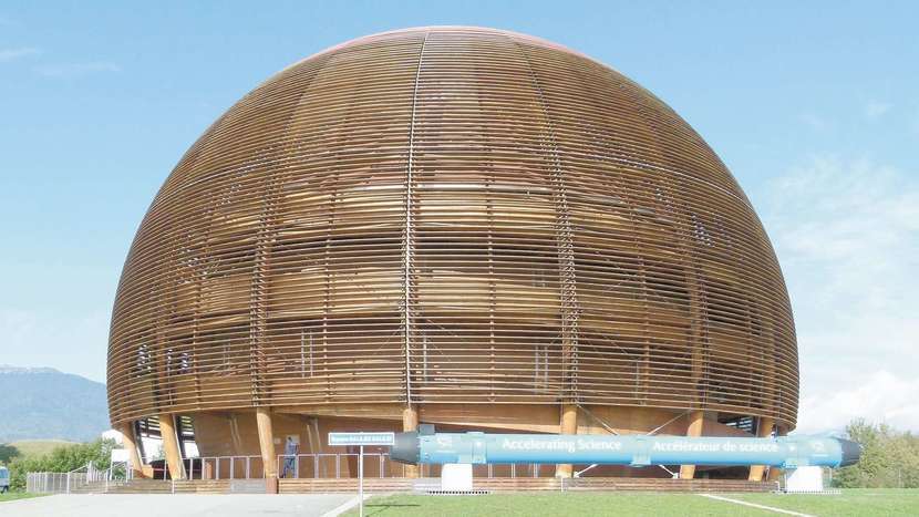 W Europejskim Ośrodku Badań Jądrowych CERN znajduje się Wielki Zderzacz Hadronów – największy na świecie akcelerator cząstek. – Weszliśmy jedynie do recepcji i w holu obejrzeliśmy wystawkę informującą o tym, co można zobaczyć w środku – opowiada opiekun grupy uczniów z Lubartowa. – Przewodnika z CERN zastąpił pilot wycieczki, który o CERN nic nie wiedział – dodaje