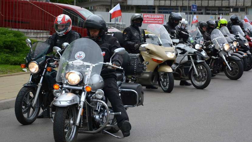 Motocykliści z powiatu puławskiego co roku odwiedzają miejsca pochówku polskich ofiar rzezi wołyńskiej, dbają o cmentarze i pomagają naszym rodakom