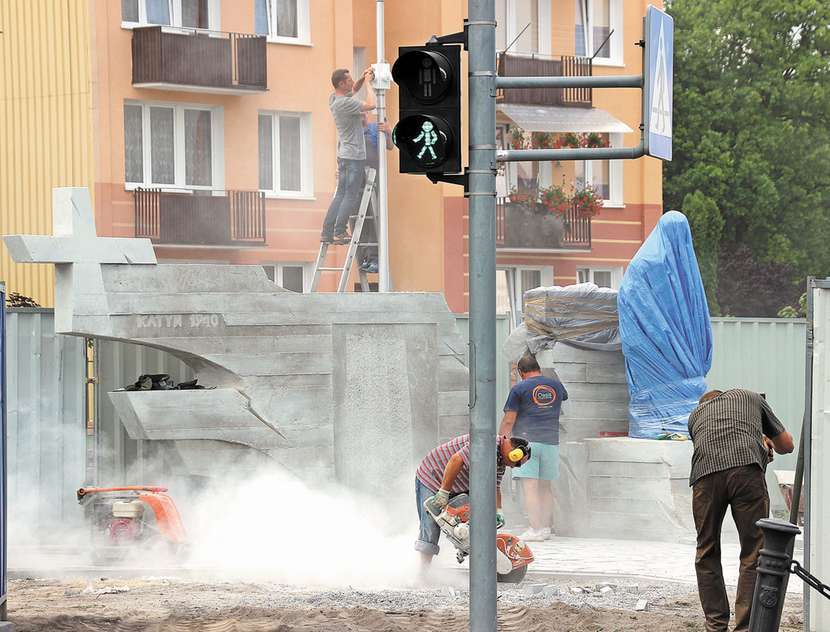 Przy pomniku trwają jeszcze prace wykończeniowe. Postać Lecha Kaczyńskiego jeszcze przykryta, aby – jak tłumaczą inicjatorzy budowy - przypadkowo w trakcie prac nie uległa uszkodzeniu