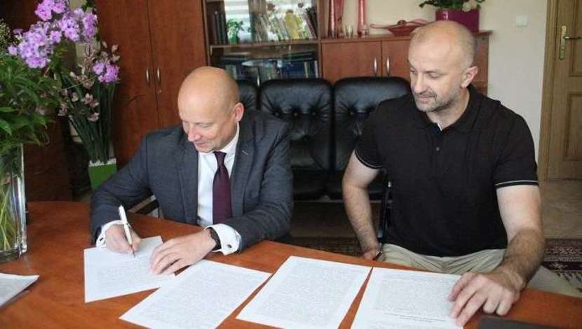 W czwartek zastępca burmistrza Kraśnika Dariusz Lisek podpisał z prezesem tej firmy Grzegorzem Rynkowskim umowę na nabycie prawa wieczystego użytkowania działki o powierzchni 0,5 ha w obrębie Budzyń. 
