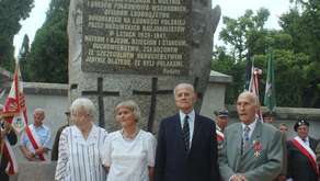 Odsłonięcia pomnika dokonały osoby, które przeżyły tragiczne wydarzenia 75 lat temu