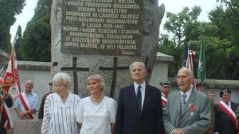 Odsłonięcia pomnika dokonały osoby, które przeżyły tragiczne wydarzenia 75 lat temu