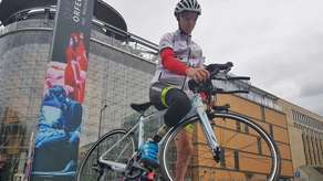 Ma protezę nogi, jedzie rowerem do Rzymu. "Bariery są w naszej głowie"