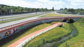 Na zbyt krzykliwe malowidła na murze wzdłuż al. Solidarności skarży się Rada Kultury Przestrzeni