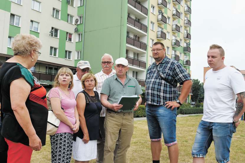 Zbulwersowani spółdzielcy na tle siedziby zarządu <br />
