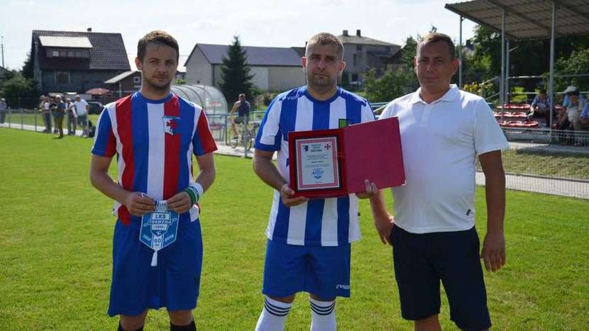 Działacze Ruchu Izbica przygotowali dla klubu z Trawnik pamiątkowy prezent (z lewej kapitan Ruchu Michał Gałka)