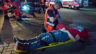 Załogi karetek ratunkowych skarżą się, że często są traktowane jak przychodnie na kółkach. Ludzie dzwonią z błahymi sprawami, a pomocy może zabraknąć dla tych naprawdę potrzebujących
