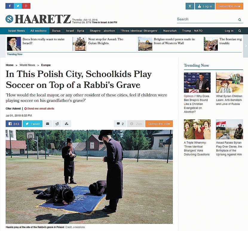 Na początku lipca o sprawie napisał też izraelski dziennik „Haaretz”. Na zdjęciu grupa chasydów modląca się na szkolnym boisku
