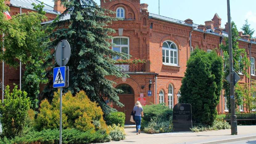 Starostwo Powiatowe w Puławach to budynek zabytkowy, co utrudnia zamontowanie na jego elewacji nieestetycznych klimatyzatorów. Urzędnikom do ochłody muszą wystarczyć biurkowe wentylatory