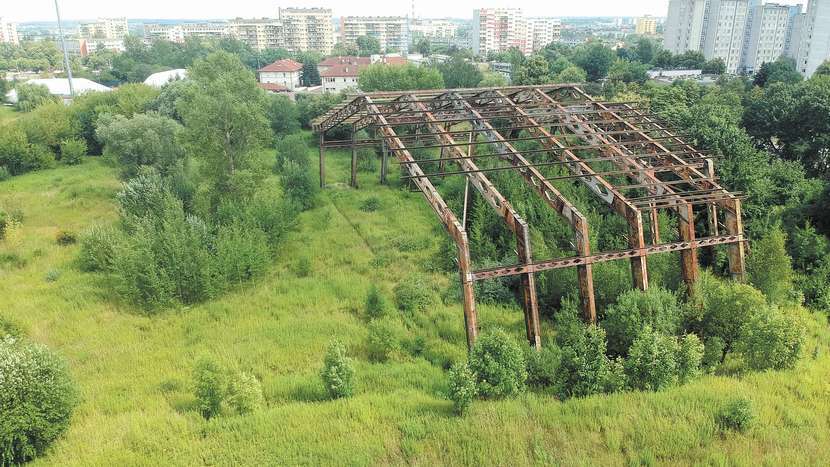 Stalowa konstrukcja od ponad 30 lat wrasta w krajobraz Czubów. Postawiono ją w połowie lat 80. jako szkielet hali sportowej