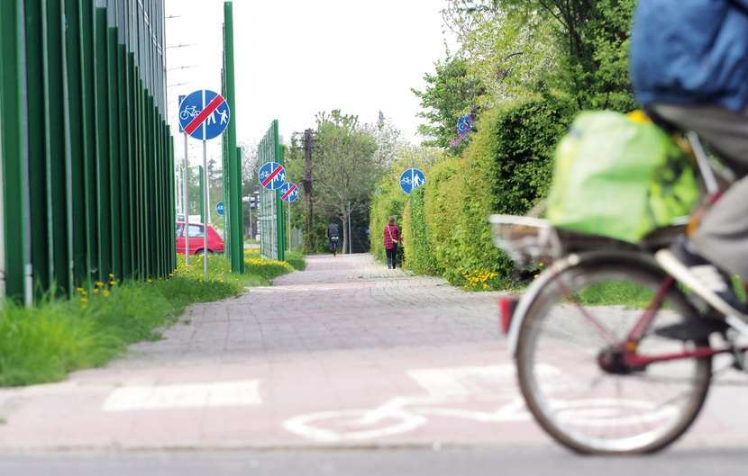 Zgodnie z prawem, po każdym znaku koniec ścieżki, cyklista musi zejść z roweru i przeprowadzić go na drugą stronę<br />
