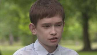 Ma 25 lat a wygląda jak 12-letni chłopiec. "To takie więzienie, w którym od lat tkwię"