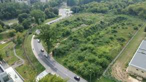 Uniwersyteckie Osiedle Mieszkaniowe ma powstać na terenie zielonym położonym niedaleko skrzyżowania ul. Głębokiej 
z ul. Pagi