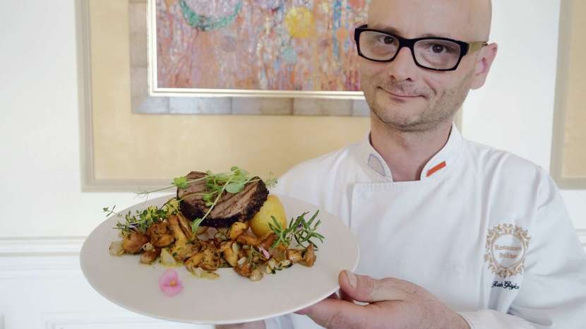 Robert Gajos, starszy kucharz z restauracji BelEtage IBB Grand Hotel Lublinianka na talerzu połączył kurki z jagnięciną. Ale wcześniej podlał je koniakiem<br />
