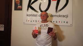 Założył baner na pomnik Kaczyńskiego, został zatrzymany. "Czuję się jak przestępca" [wideo]