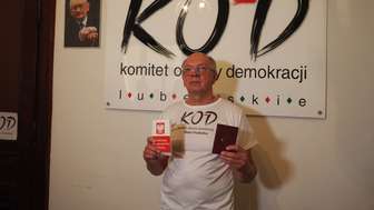 Założył baner na pomnik Kaczyńskiego, został zatrzymany. "Czuję się jak przestępca" [wideo]