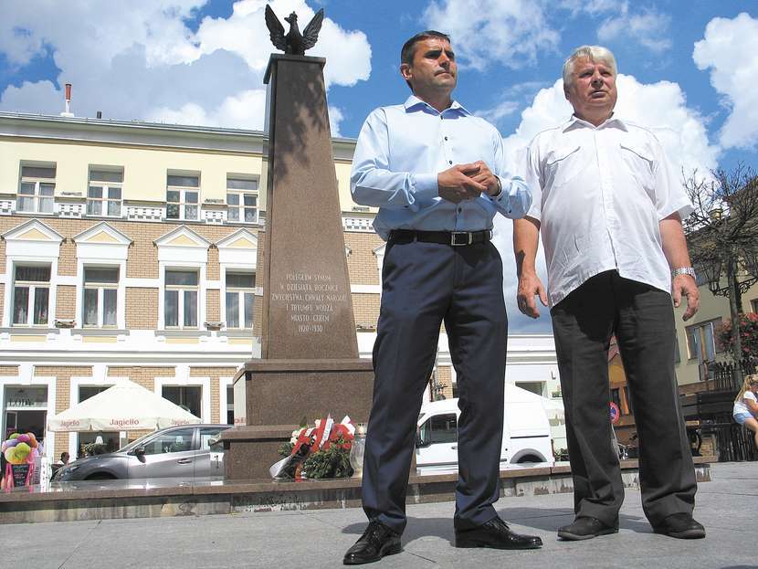 Dariusz Grabczuk i Bogdan Borusewicz rozmawiali z dziennikarzami przy Pomniku Niepodległości