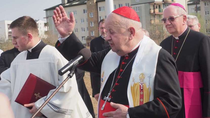 Kardynał Stanisław Dziwisz będzie przewodniczyć w niedzielę uroczystej mszy świętej w Wąwolnicy