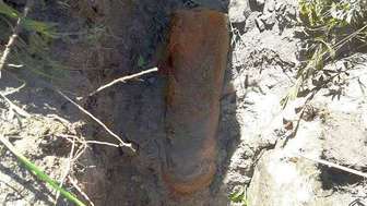 Niemieckie pociski rakietowe na torowisku. Pochodzą z wysadzonego pociągu?