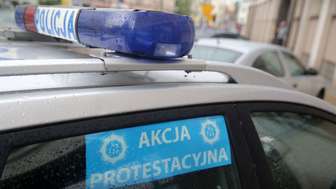 Policjanci domagają się przede wszystkim wzrostu wynagrodzeń o 650 zł miesięcznie. Chcą również pełnopłatnych zwolnień chorobowych do 30 dni, a także zmian w przepisach emerytalnych
