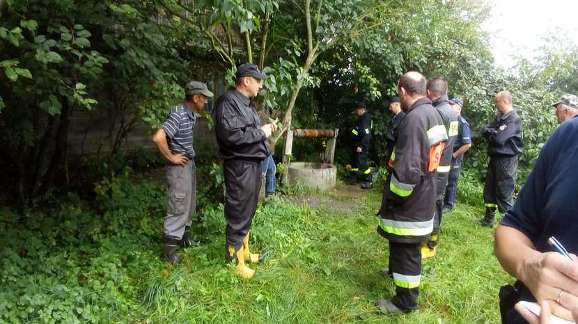 Akcja służb ratunkowych w Wereszczynie. Zwłoki znaleziono w studni