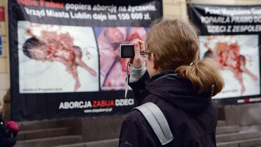 Przedstawicielki Ogólnopolskiego Strajku Kobiet zachęcają, by reagować na pikiety, podczas których prezentowane są drastyczne zdjęcia