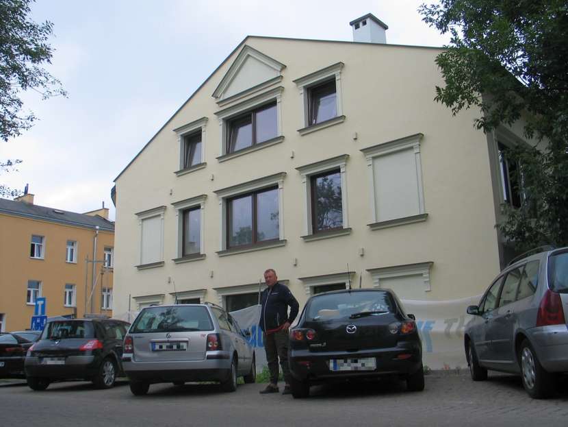 Na ul. Przechodniej samochody parkują zaledwie 1,5 m od budynku Mariusza Usydusa (na zdjęciu). Dla miejskich urzędników ten teren nadal jest działką budowlaną <br />
