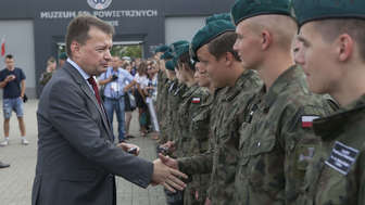 Odznaczenia, defilada i polityka. Minister Błaszczak w Dęblinie [zdjęcia]
