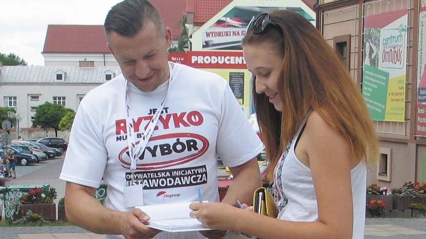 Paweł Białas podczas akcji zbierania podpisów przeciwko obowiązkowym szczepieniom<br />
