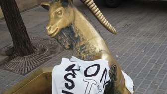 Jak „zbezcześciłem” lubelskiego koziołka. Figurka w koszulce z napisem "Konstytucja"