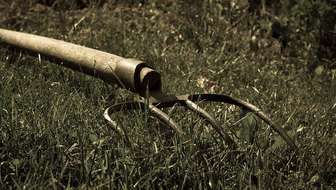 Krwawy finał sąsiedzkiego konfliktu. Chciała wyjaśnić nieporozumienie z widłami w ręku