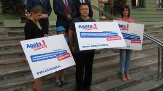 Konferencja PiS na schodach chełmskiego ratusza