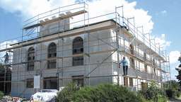 Na obecnym etapie odnawiana jest elewacja zabytkowej synagogi