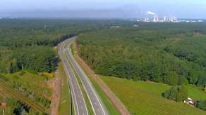 Nowy film z przelotu nad całym budowanym obecnie odcinkiem S12 od węzła Kurów-Zachód koło Sielc do nowego mostu w Puławach
