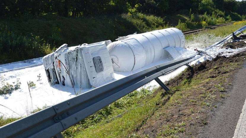 Strażacy regularnie schładzają cysternę