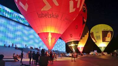 Zawodniczki na niebie. Nocny pokaz balonów przed CSK w Lublinie [zdjęcia, wideo]