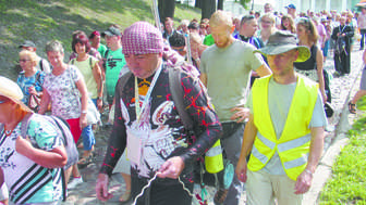 Spod chełmskiej Bazyliki Narodzenia NMP w drogę na Jasną Górę wyruszyło ok. 100 pątników 