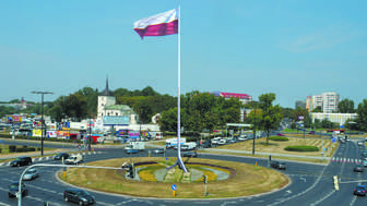 Tak może wyglądać maszt z wielką flagą na rondzie Dmowskiego