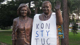 W czwartek ok. godz. 6 patrol policji zauważył "kamizelkę" z napisem "konstytucja" na pomniku w Białej Podlaskiej