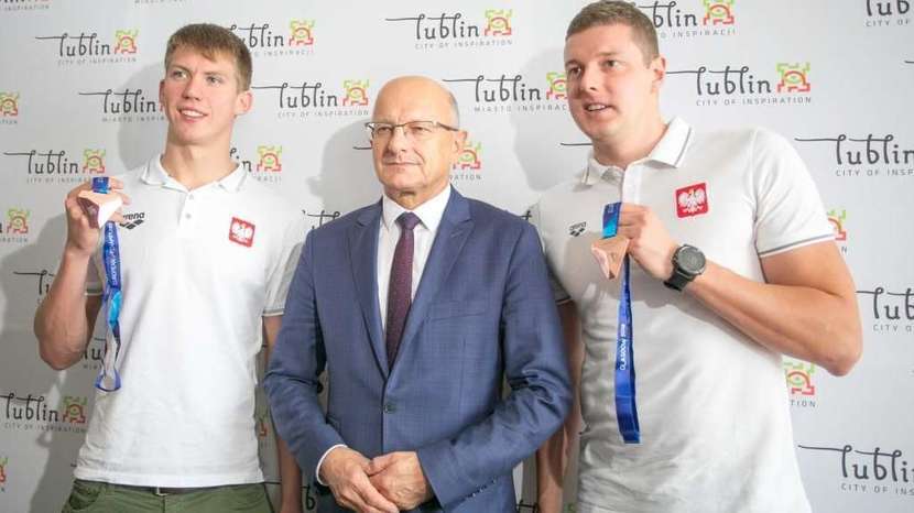 Konrad Czerniak (z prawej) i Jan Świtkowski pochwalili się medalem mistrzostw Europy w Ratuszu<br />

