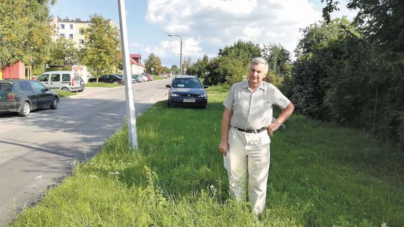 Marian Andrzejewski i jego sąsiedzi nie chcą by ma miejskiej działce parkowały auta. Na znak protestu powbijał metalowe pręty uniemożliwiające wjazd samochodom