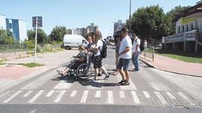 Tor przeszkód. Pokazali jak ciężko osobie na wózku poruszać się po jednym z osiedli w Lublinie